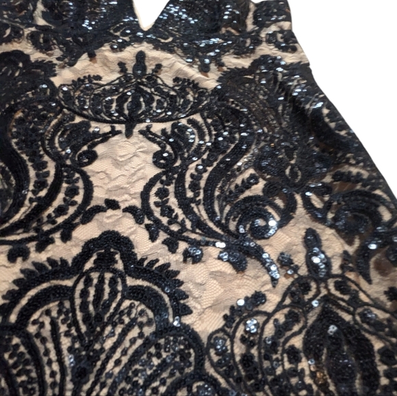 Elegant Black Lace Dress - Picture 5 of 10